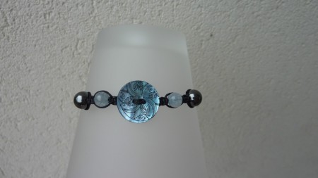 10 € - Aigue marine 6mm+ Hématite 8mm -Bouton Ø18 Fil noir